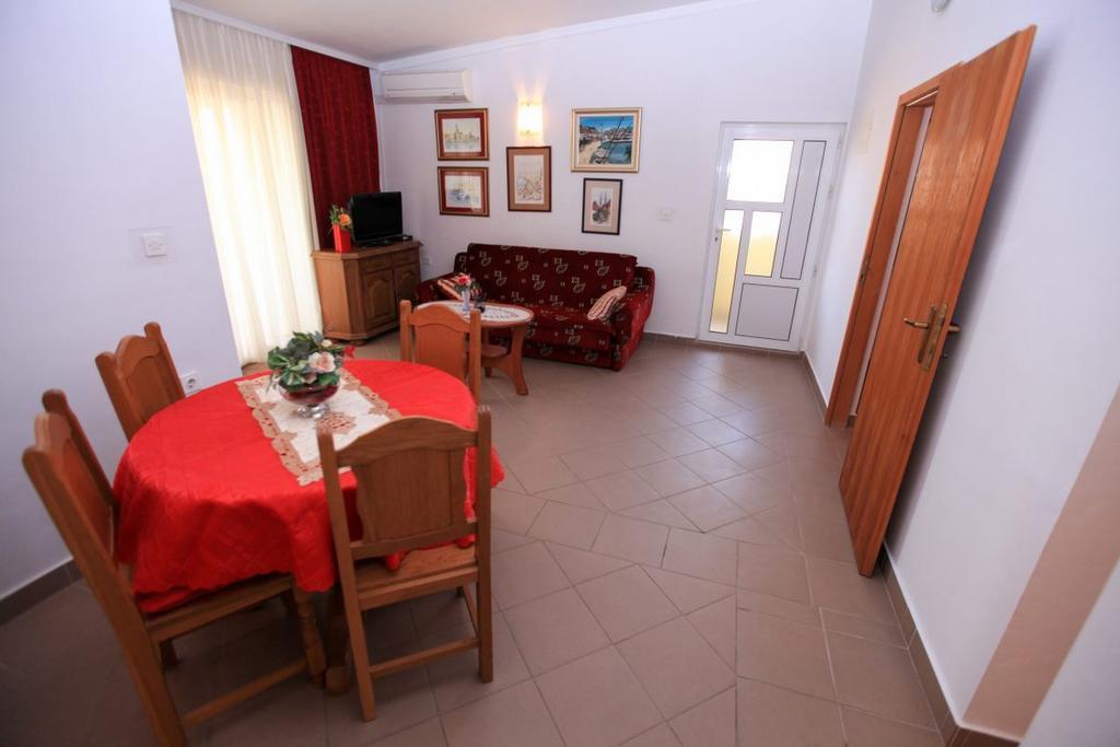 Apartments Franc Povljana Room photo